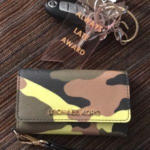 MICHAEL KORS iPhone 5/ IPodX Camo Wristlet/Holder